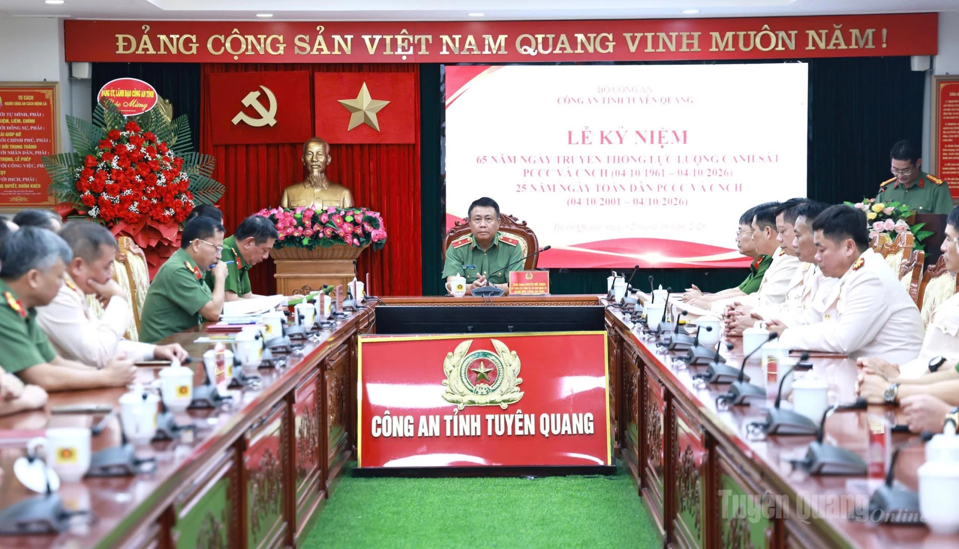 Các đại biểu dự Lễ kỷ niệm 65 năm Ngày truyền thống lực lượng Cảnh sát phòng cháy, chữa cháy và cứu nạn, cứu hộ.