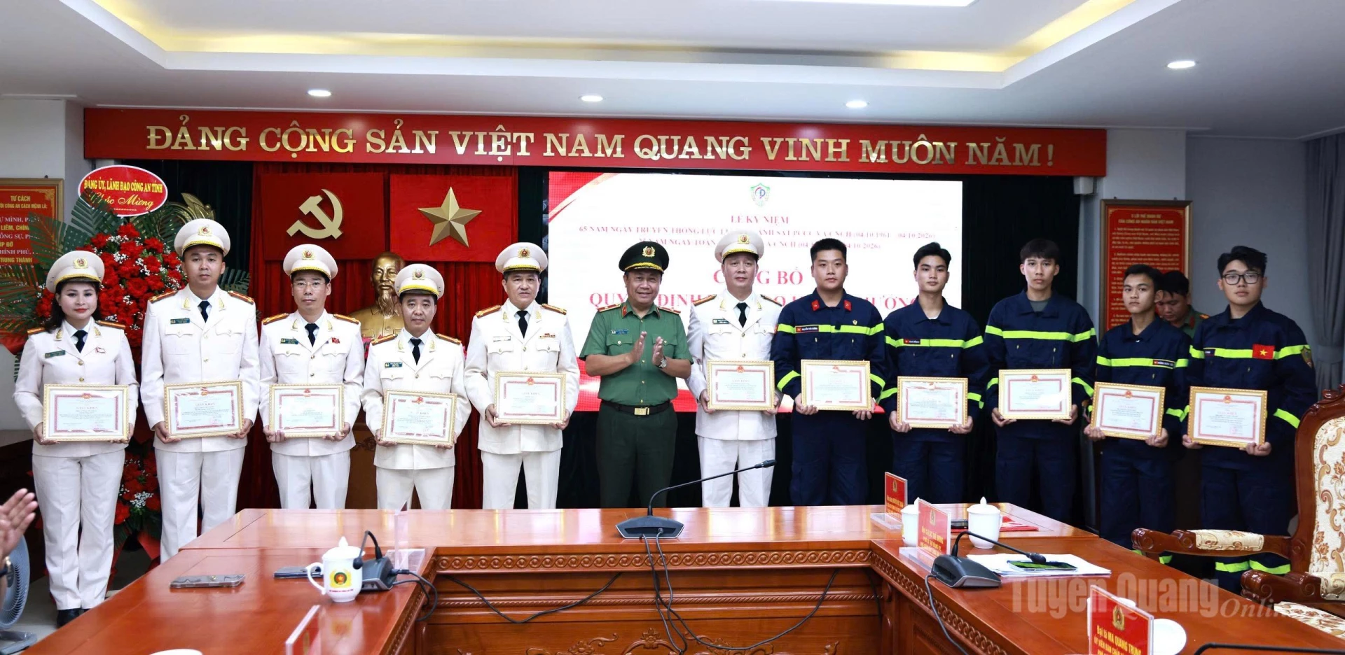 1. Thiếu tướng Nguyễn Đức Thuận, Giám đốc Công an tỉnh trao Giấy khen cho các tập thể, cá nhân có thành tích xuất sắc trong công tác phòng cháy, chữa cháy và cứu nạn, cứu hộ.
