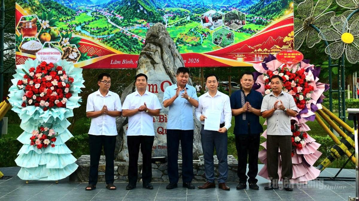 Đại điện Hiệp hội Doanh nghiệp tỉnh trao Quyêt định thành lập Hội Doanh nghiệp xã Lâm Bình.