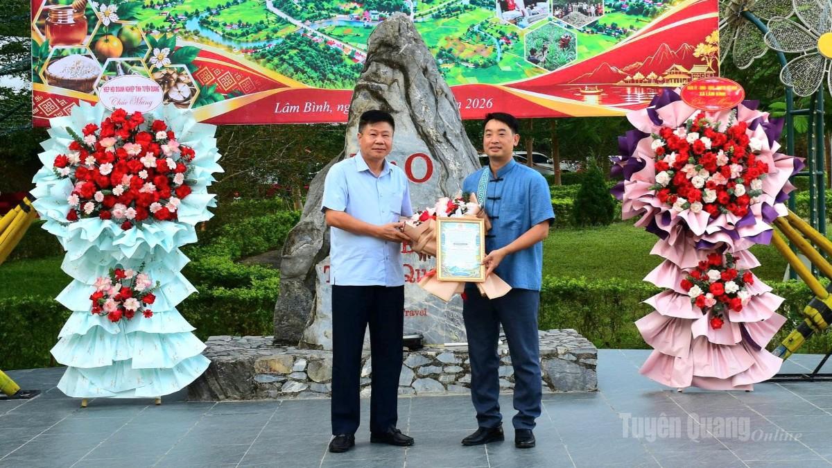 Lãnh đạo Hiệp hội Doanh nghiệp tỉnh trao Văn bản suy tôn Chủ tịch danh dự Hội Doanh nghiệp xã Lâm Bình.