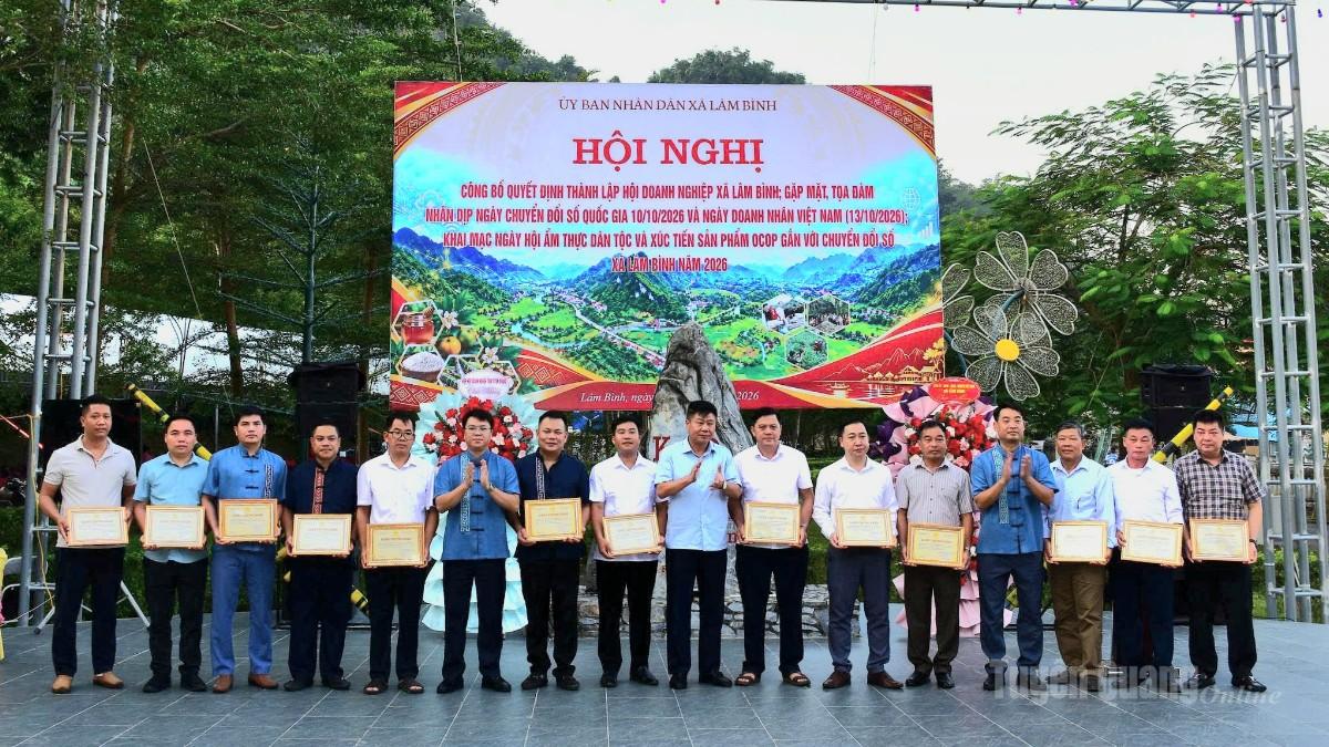 Lãnh đạo xã Lâm Bình trao Chứng nhận  cho các hội viên Hội Doanh nghiệp xã Lâm Bình.