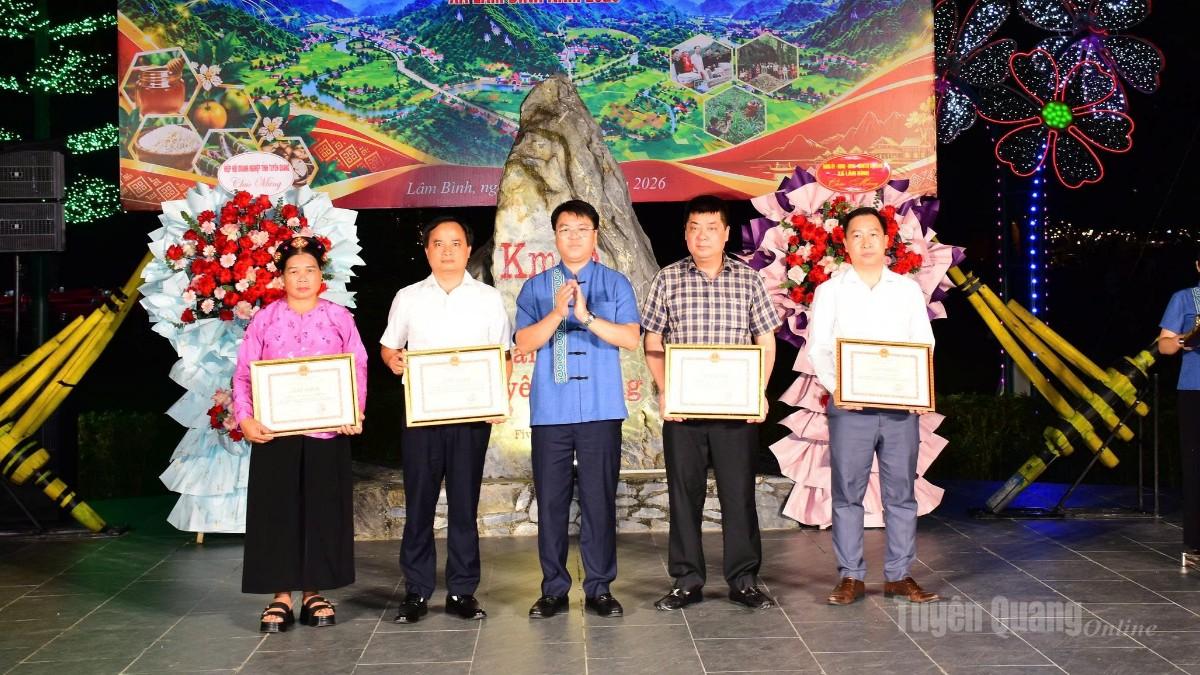 Lãnh đạo xã Lâm Bình tặng Giấy khen cho các tập thể đã có đóng góp tích cực vào phát triển kinh tế - xã hội, bảo tồn và phát huy giá trị văn hóa, quảng bá du lịch xã Lâm Bình năm 2026.