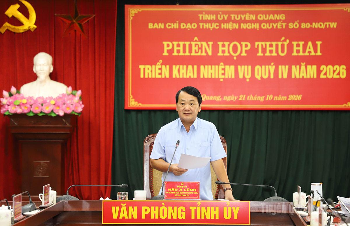 Bí thư Tỉnh ủy Hầu A Lềnh phát biểu kết luận phiên họp.
