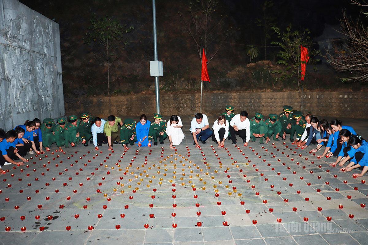 Các đại biểu thắp nến tri ân các Anh hùng Thanh niên xung phong tại Tượng đài Thanh niên xung phong xã Đồng Văn.