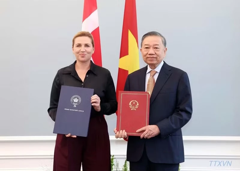 General Secretary of the Communist Party of Viet Nam Central Committee and President To Lam (right) and Prime Minister of Denmark Mette Frederiksen show the joint statement on the establishment of the Comprehensive Strategic Partnership at their talks in Copenhagen on October 20, 2026. (Photo: VNA)