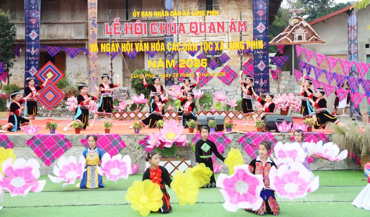 Tiết mục văn nghệ đặc sắc khai mạc Lễ hội tại xã Lũng Phìn.