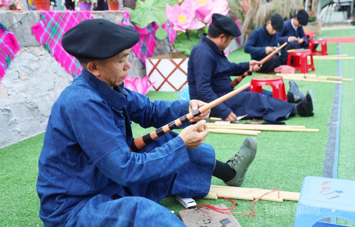 Các nghệ nhân thi làm khèn Mông.