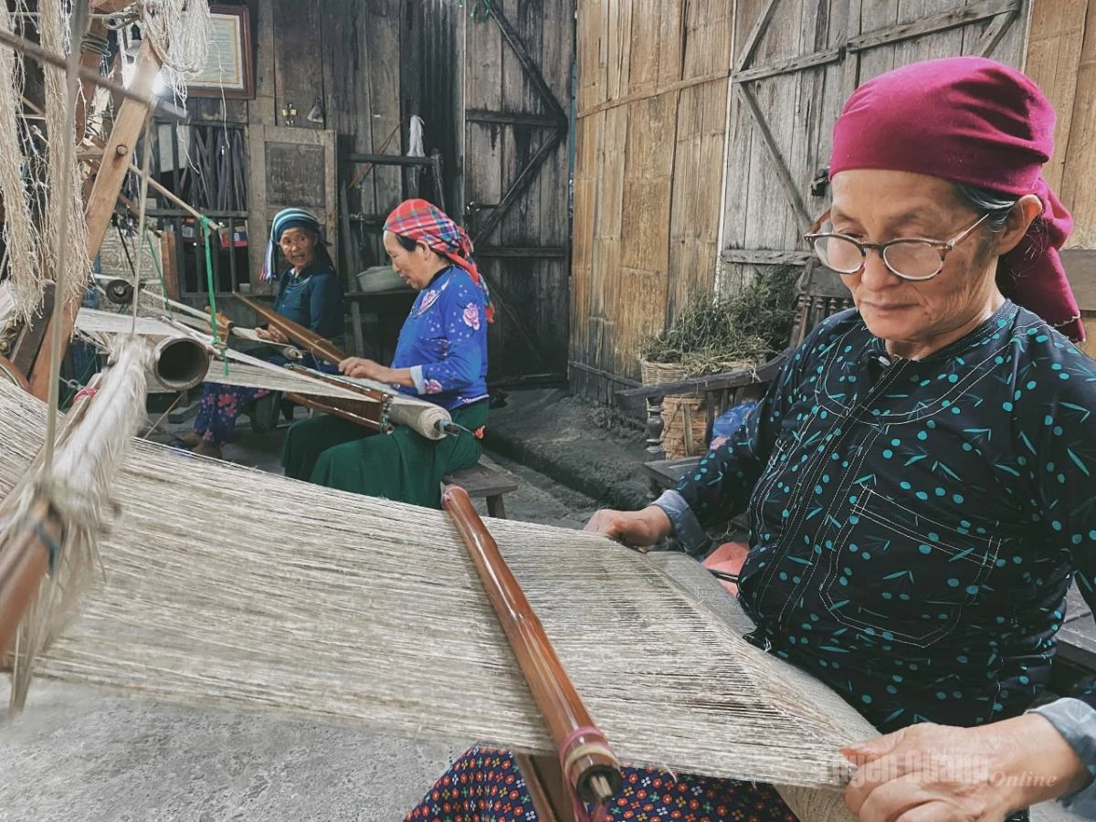 Mong women in Lung Tam Commune preserve their traditional linen weaving craft.