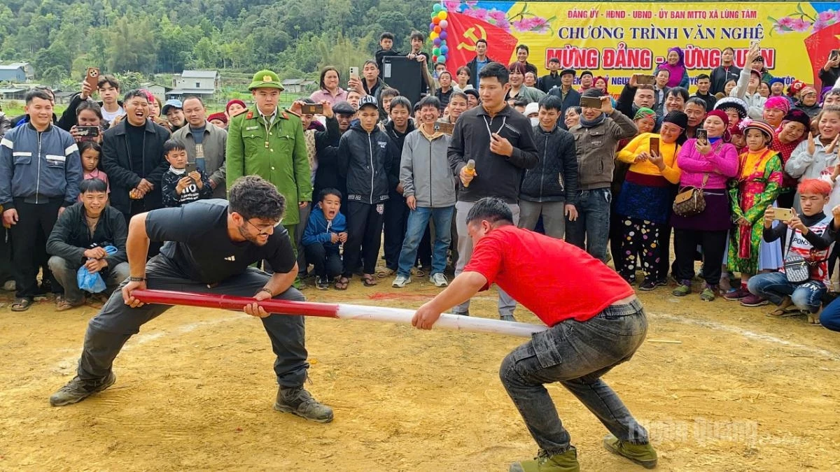 Foreign visitors try stick pushing at a festival in Lung Tam Commune.