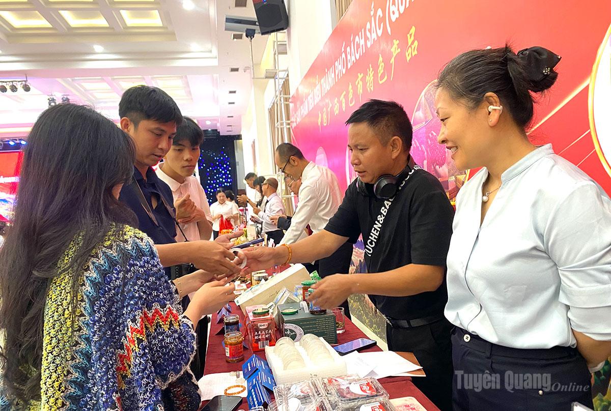 Các đại biểu tham quan các gian trưng bày sản phẩm thành phố Bách Sắc.