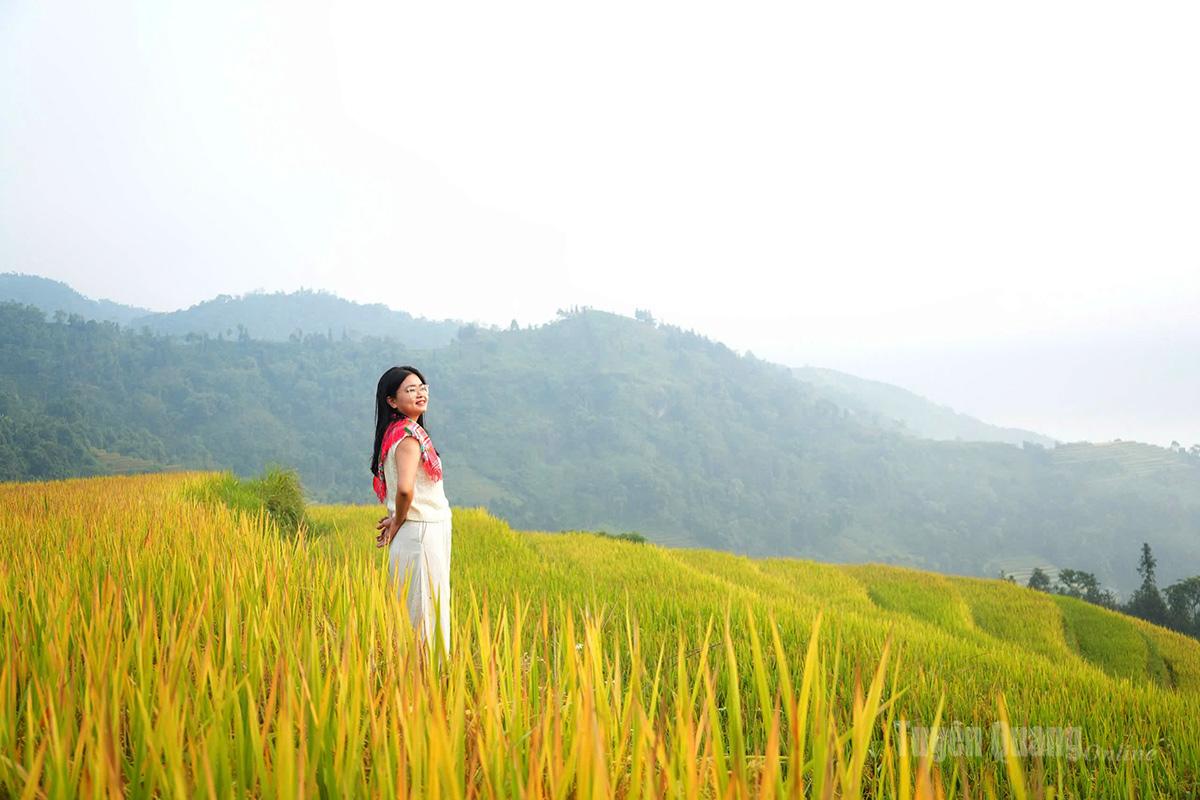 Dịu dàng bên những thửa ruộng bậc thang mùa lúa chín.