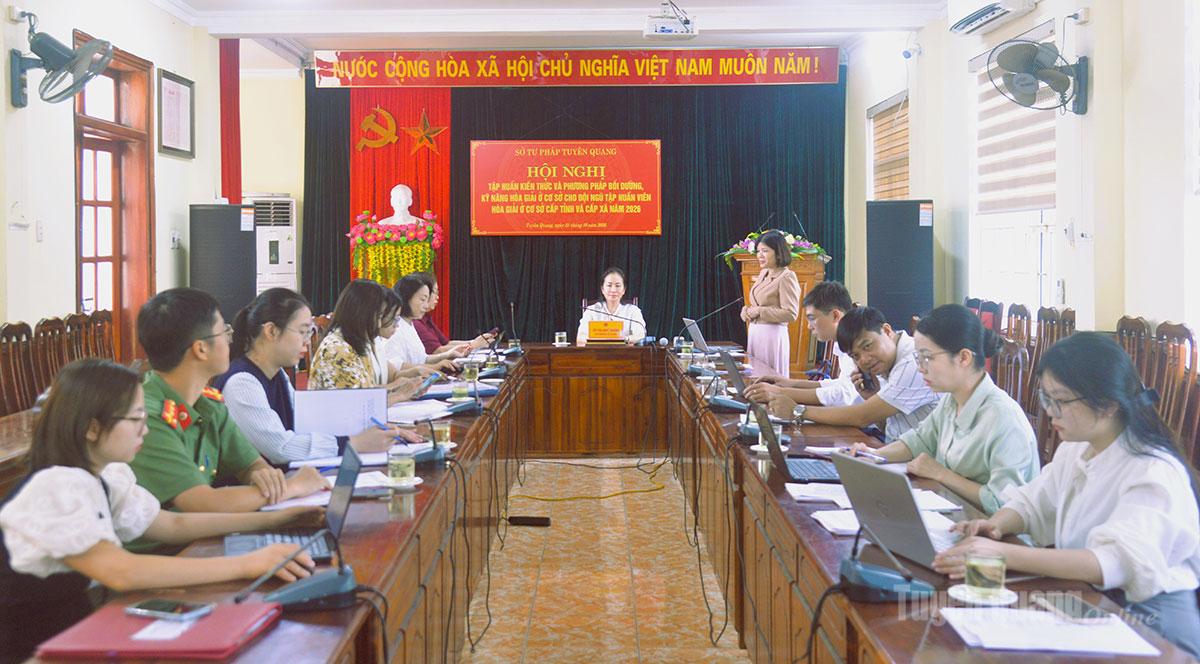 Báo cáo viên Cục Phổ biến, giáo dục pháp luật và Trợ giúp pháp lý, Bộ Tư pháp truyền đạt chuyên đề kiến thức về hòa giải ở cơ sở.