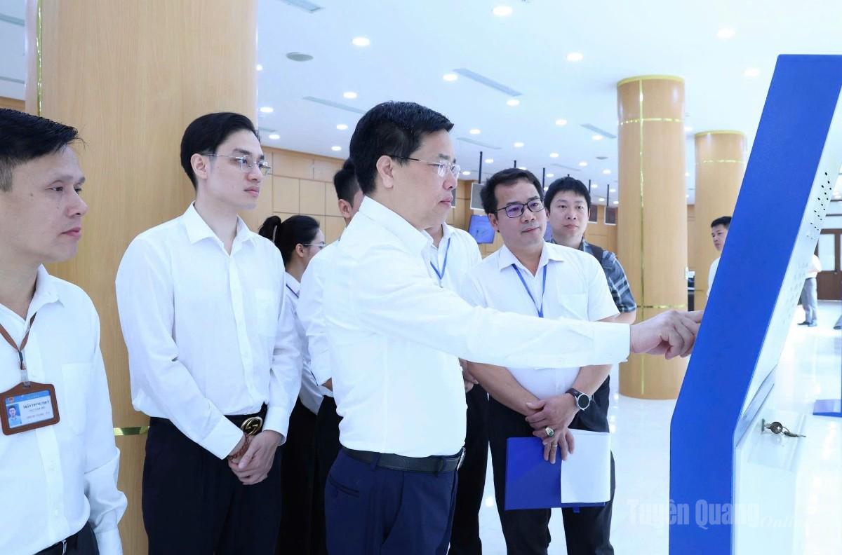 Đoàn công tác kiểm tra tại Trung tâm Phục vụ hành chính công tỉnh Tuyên Quang.