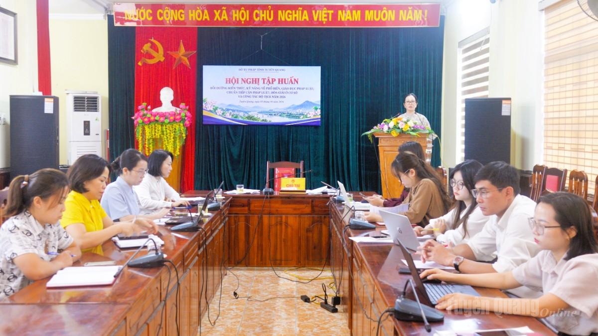 Lãnh đạo Sở Tư pháp phát biểu tại Hội nghị tập huấn nâng cao kỹ năng phổ biến, giáo dục pháp luật, hòa giải ở cơ sở.