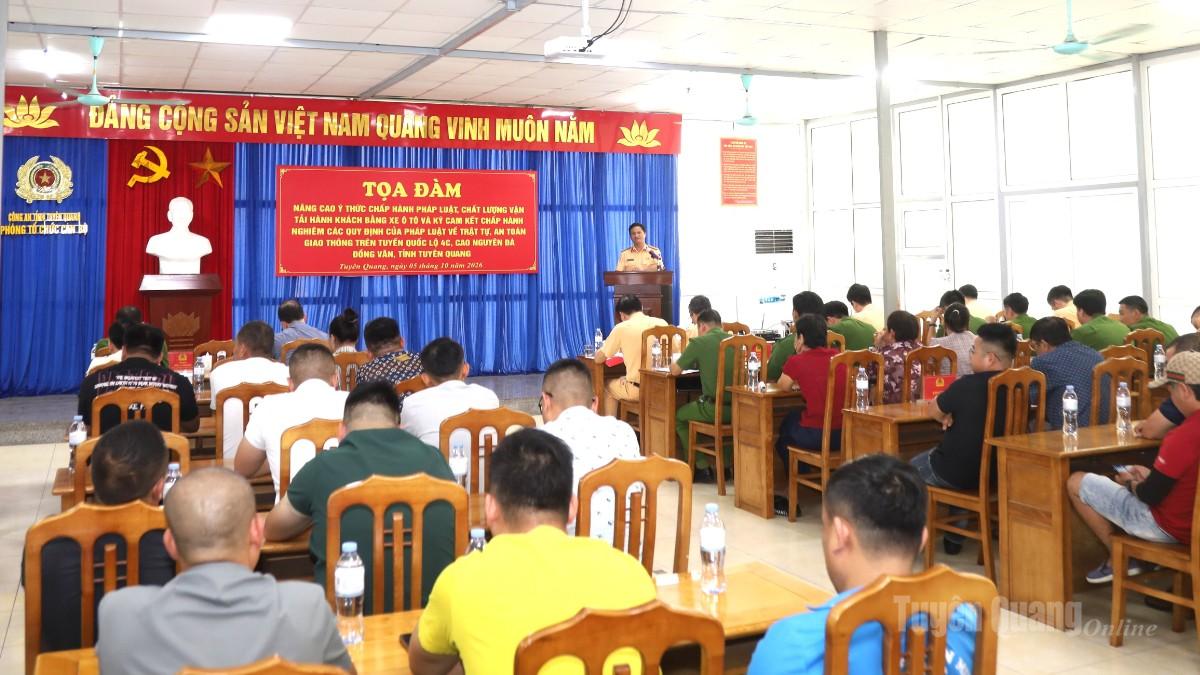 Lực lượng Cảnh sát giao thông tuyên truyền, phổ biến các quy định của pháp luật về TTATGT và hoạt động kinh doanh vận tải hành khách tại Tọa đàm.