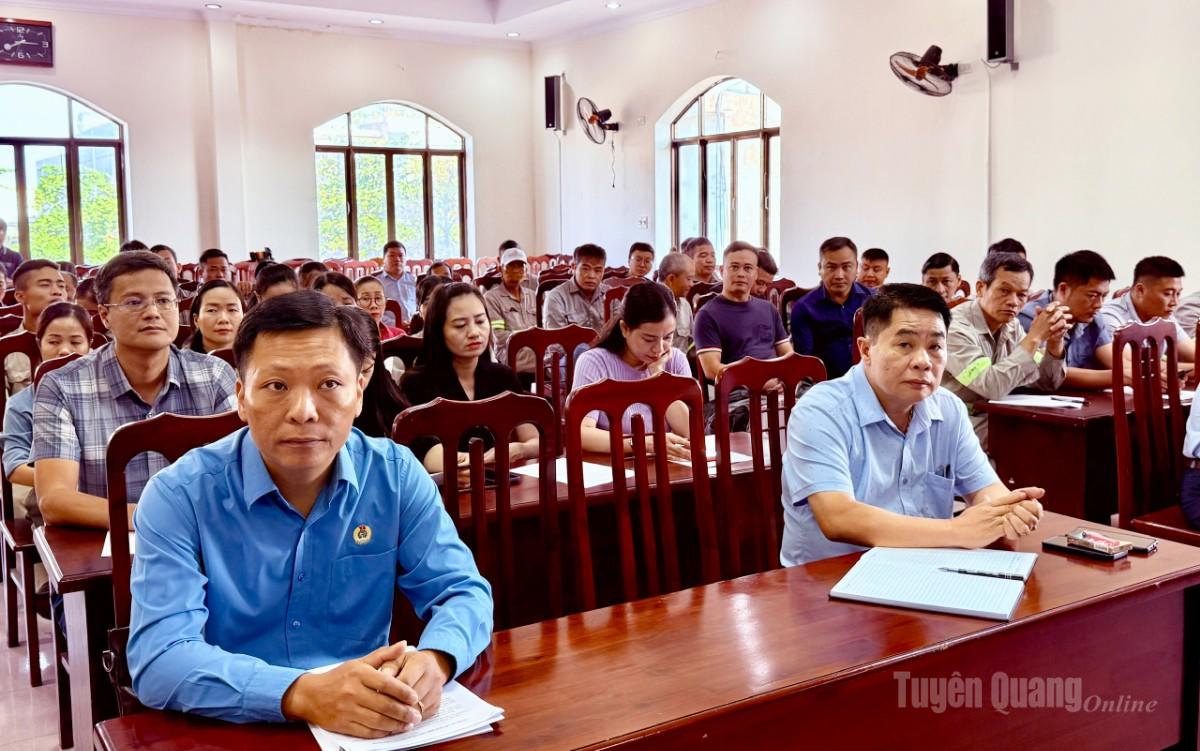 Đoàn viên, công nhân lao động tại Công ty cổ phần Dịch vụ Môi trường và Quản lý Đô thị Tuyên Quang tham dự Hội nghị.