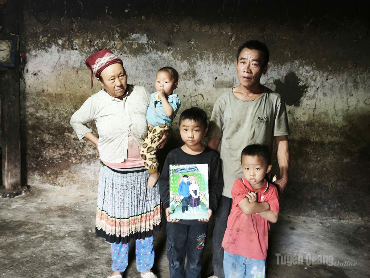 Các cháu Cháng Bảo Lâm, Cháng Minh Dương, Cháng An Duy thôn Há Lìa, xã Thắng Mố, bên di ảnh bố, mẹ.
