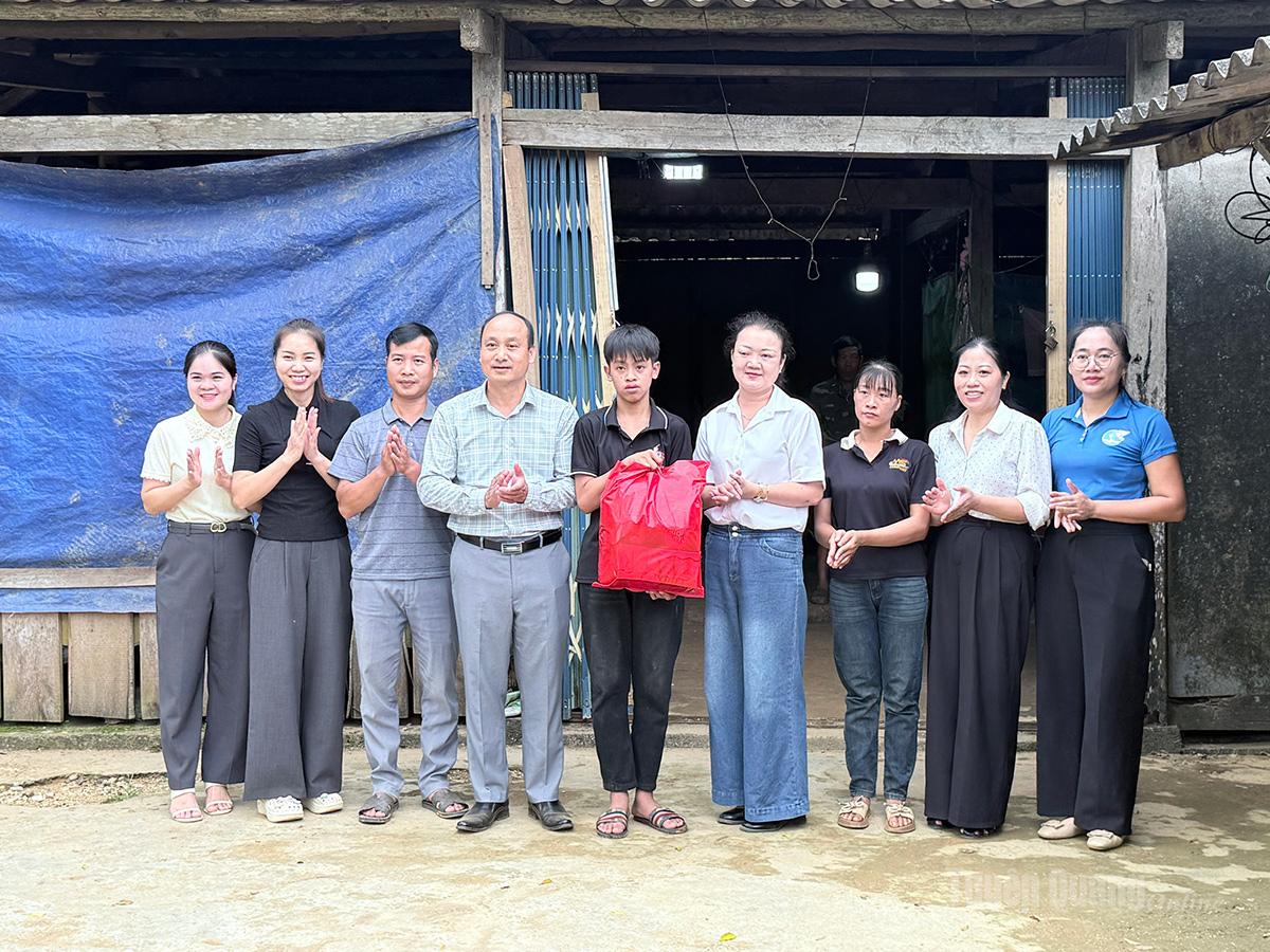 Các nhà hảo tâm tặng quà em Bàn Đức Nam.