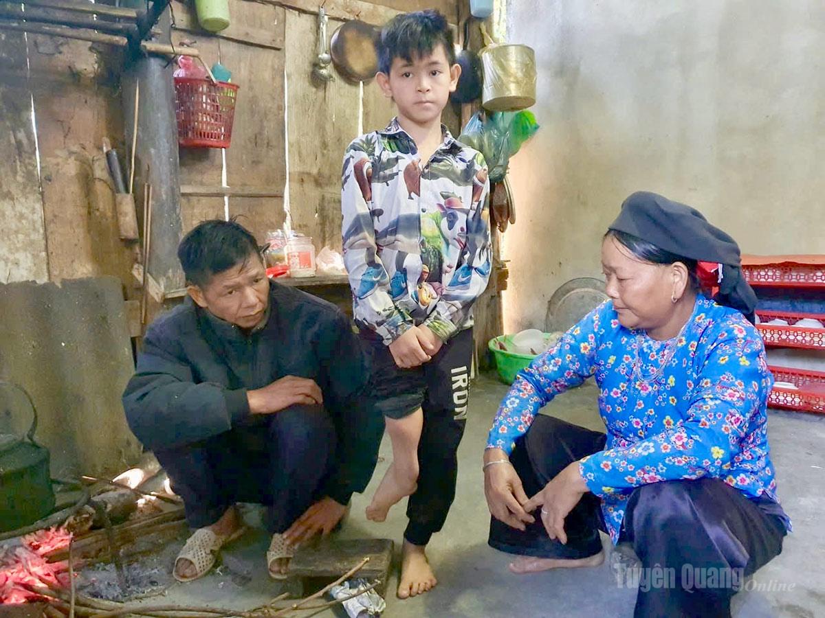 Em Vàng Văn Nguyễn,  học sinh lớp 6, Trường Phổ thông Dân tộc bán trú Tiểu học và THCS Bản Ngò, xã Pà Vầy Sủ, sống cùng với ông bà ngoại.