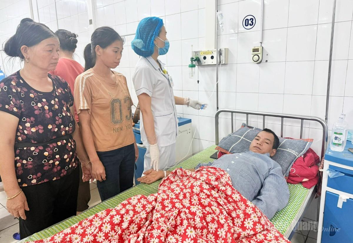 Anh Vi Văn Bốn, thôn Nắc Con, xã Yên Phú, đang điều trị phòng Cấp cứu, Khoa Nội tiêu hóa, Bệnh viện Đa khoa tỉnh Tuyên Quang.