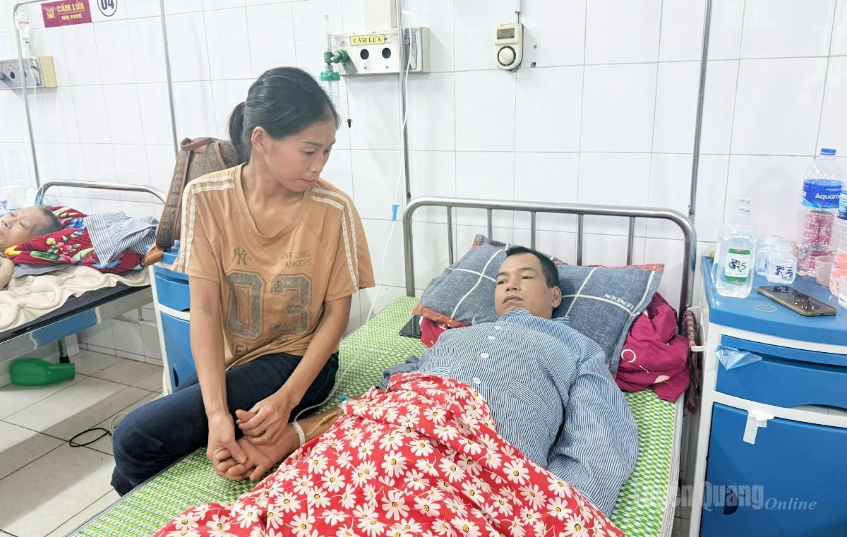 Anh Vi Văn Bốn, đang được vợ chăm sóc tại Khoa Nội tiêu hóa, Bệnh viện Đa khoa tỉnh Tuyên Quang.