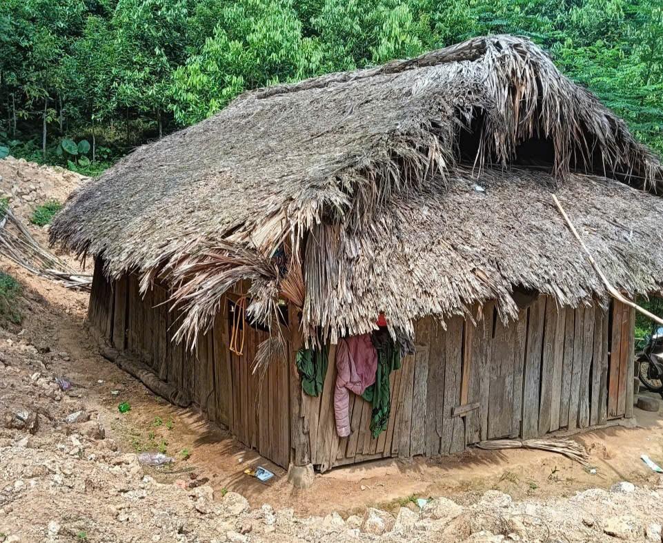 Ngôi nhà của gia đình anh Vi Văn Bốn, thôn Nắc Con, xã Yên Phú xuống cấp.