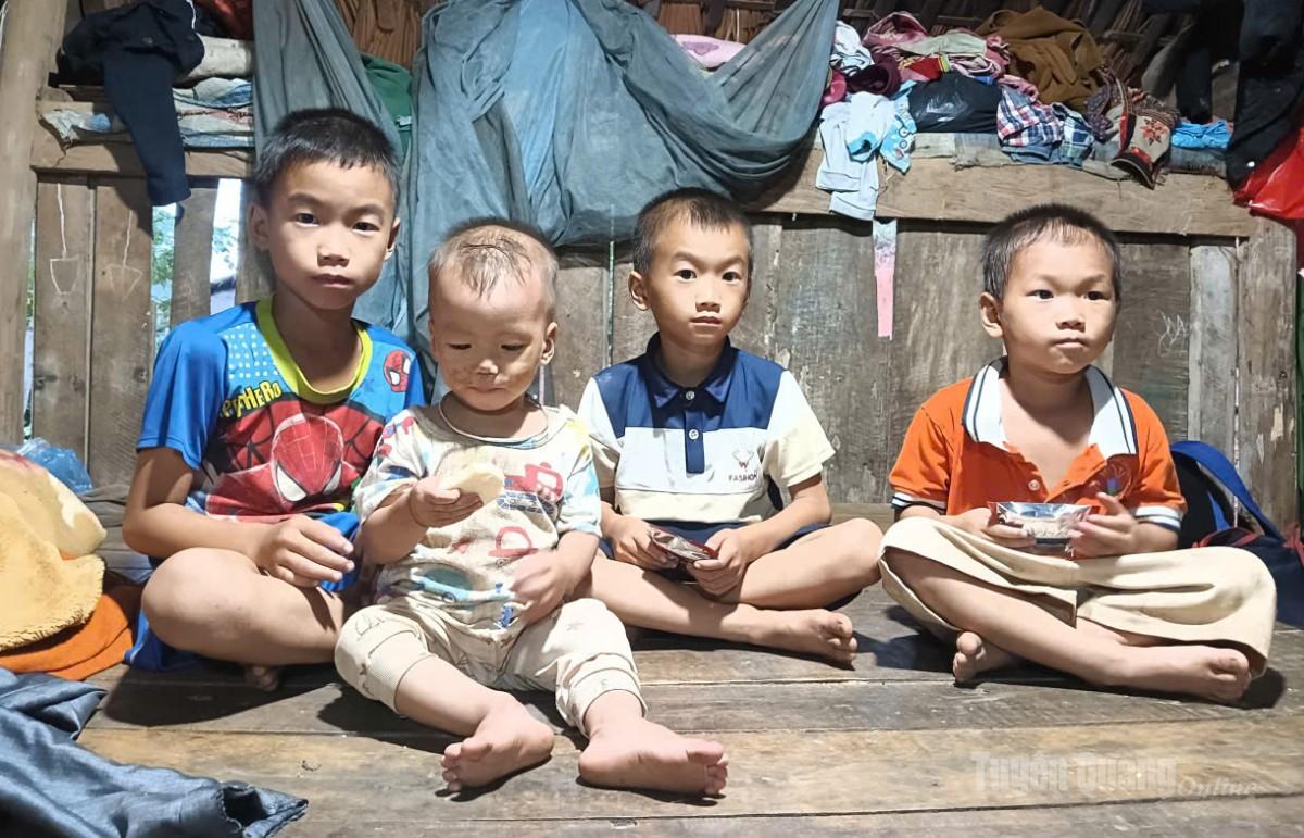4 con nhỏ của anh Vi Văn Bốn, thôn Nắc Con, xã Yên Phú, đang được ông nội và các chú ở nhà chăm sóc.