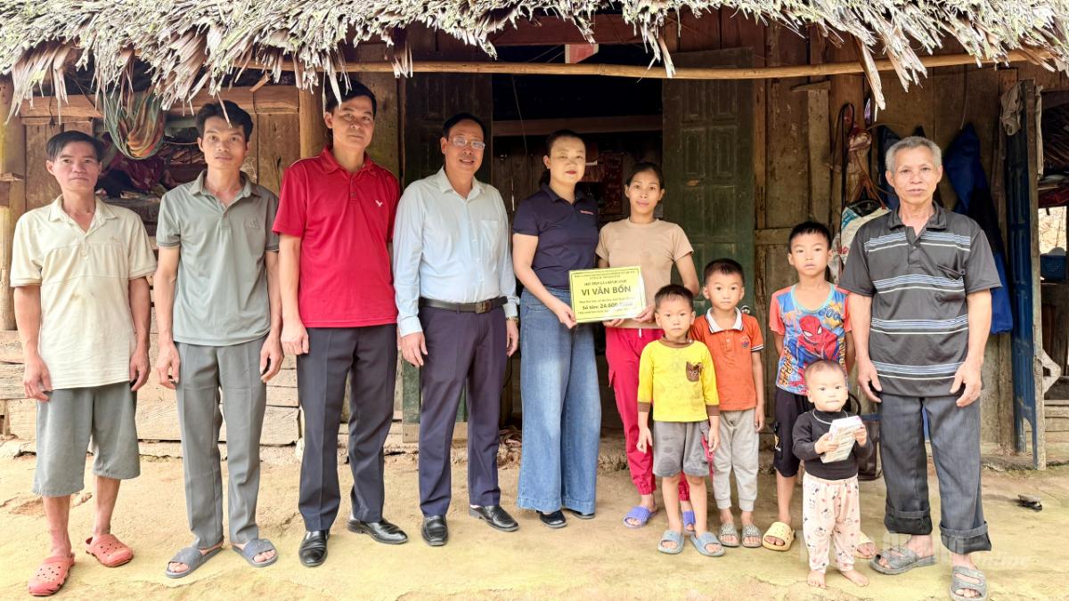 Báo và phát thanh, truyền hình Tuyên Quang, lãnh đạo xã Yên Phú thăm và trao kinh phí hỗ trợ cho gia đình anh Vi Văn Bốn, thôn Nắc Con.