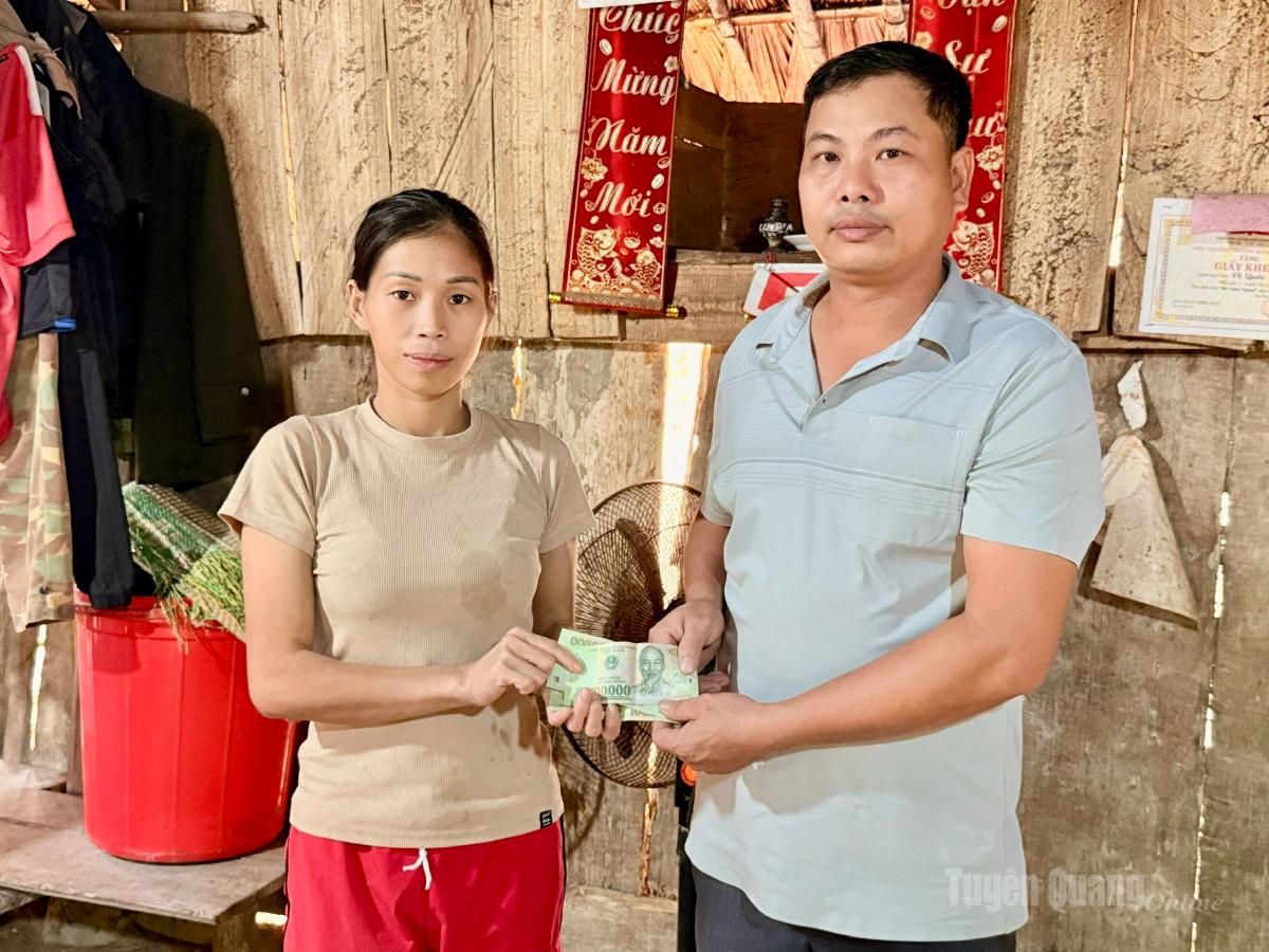 Đại diện thôn Nắc Con trao tiền hỗ trợ cho gia đình anh Vi Văn Bốn.