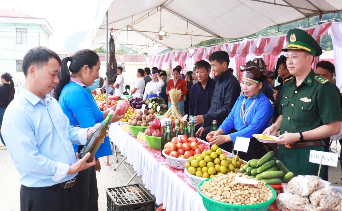 Nhân dân và du khách tham quan gian hàng trưng bày các sản phẩm nông sản đặc trưng của xã Nghĩa Thuận.