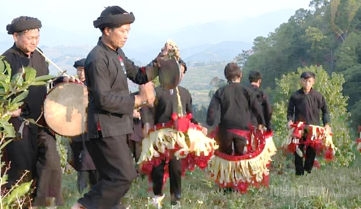  Múa ngựa giấy gắn bó với các 
nghi lễ truyền thống, đời sống tinh thần của đồng bào Nùng ở xã Pà Vầy Sủ.