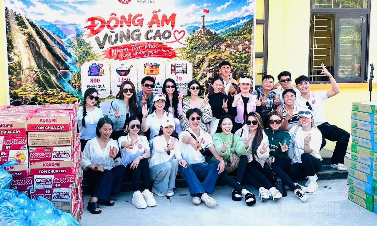 Đoàn tặng quà tại Trường Phổ thông dân tộc Bán trú Tiểu học và THCS Vần Chải.