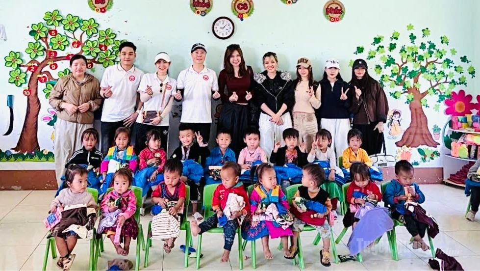 Đoàn tặng quà các em học sinh điểm trường mầm non Đăng Vai.