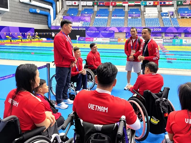 Nguyen Trong Ho (right), head of Viet Nam’s delegation to the Asian Para Games 2026, offers encouragement to athletes. (Photo: Viet Nam Para Sports Delegation).