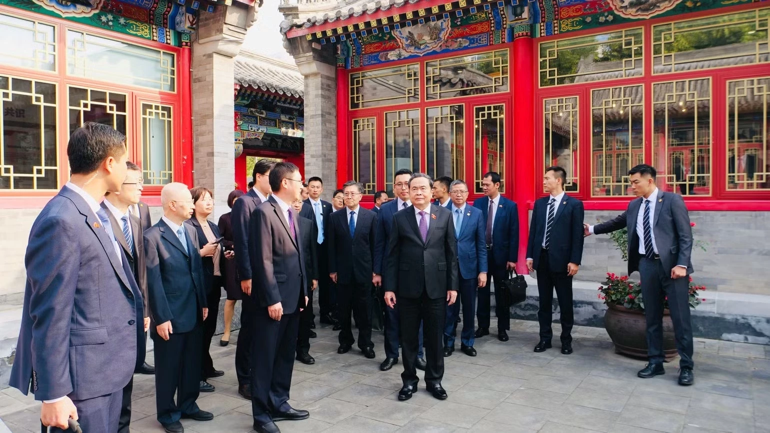 NA President Tran Thanh Man and the Vietnamese delegation attend an experience-sharing seminar with Beijing’s people’s congresses on October 11. (Photo: NDO)