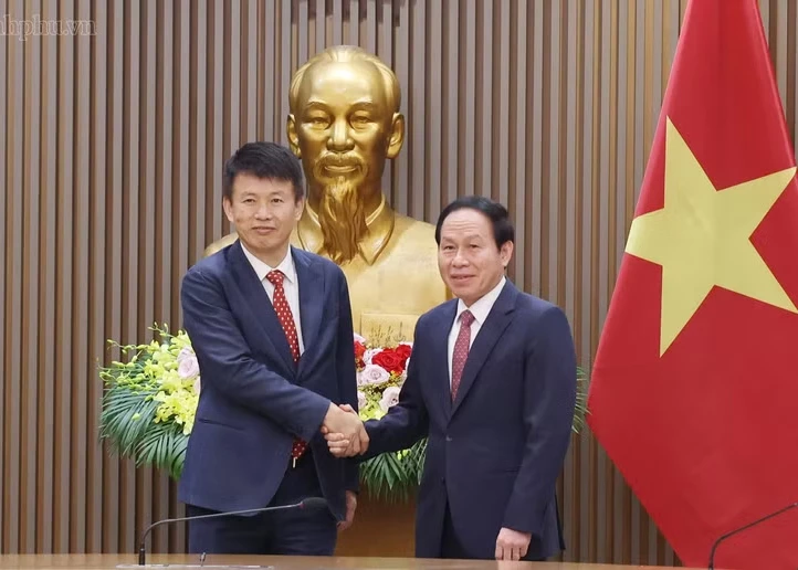 Deputy Prime Minister Le Tien Chau (right) and Prof. Hongbin Cai, Dean of the University of Hong Kong (HKU) Business School, at their meeting in Ha Noi on October 20, 2026. (Photo: VGP)