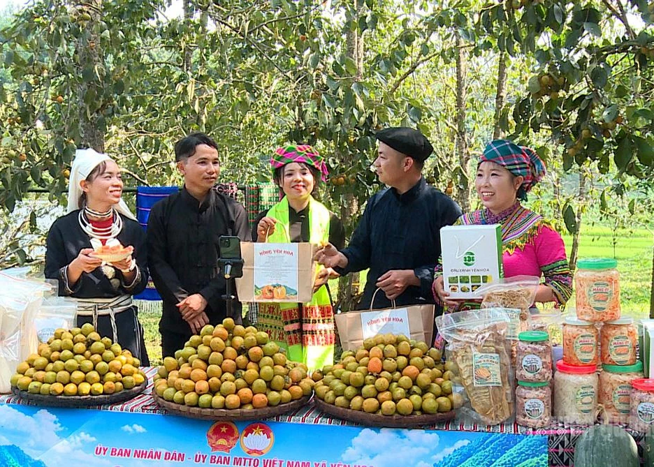 Women in Yen Hoa Commune livestream to introduce and promote agricultural products on digital platforms, reaching more customers and boosting the sales of local products.