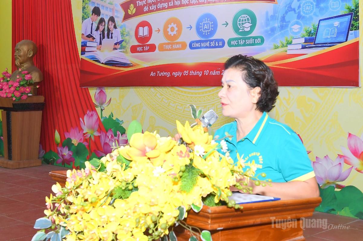 Đồng chí Chủ tịch Hội Khuyến học tỉnh Vũ Thị Bích Việt phát động hưởng ứng Tuần lễ học tập suốt đời.