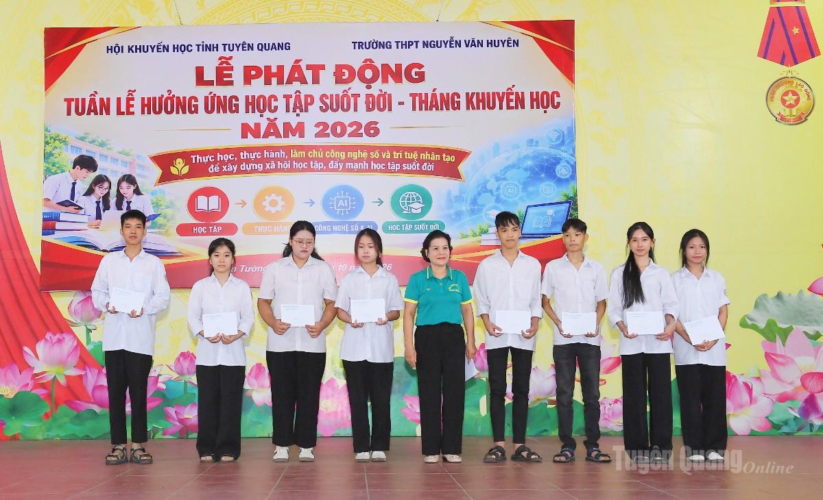 Đồng chí Chủ tịch Hội Khuyến học tỉnh Vũ Thị Bích Việt trao học bổng cho học sinh Trường THPT Nguyễn Văn Huyên có hoàn cảnh khó khăn vươn lên trong học tập.