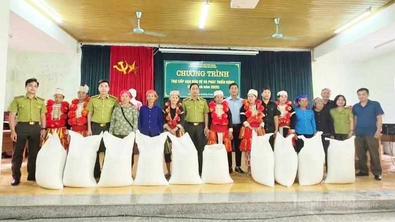 Ngoài nhận tiền dịch vụ môi trường rừng, người dân còn được nhận gạo của Nhà nước để tham gia bảo vệ, giữ rừng.