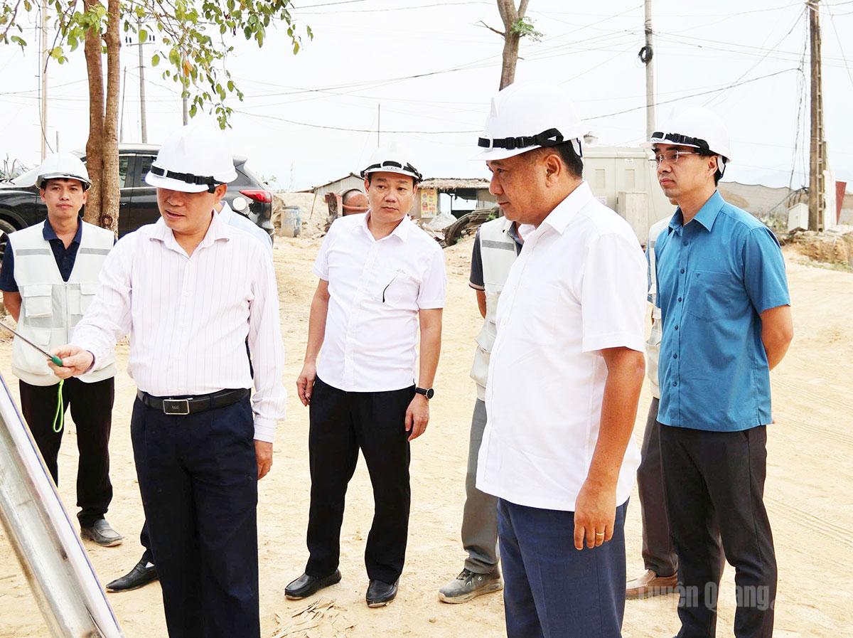 Đồng chí Hầu Minh Lợi, Phó Chủ tịch Thường trực HĐND tỉnh kiểm tra tiến độ xây dựng dự án trường nội trú liên cấp xã Cán Tỷ.