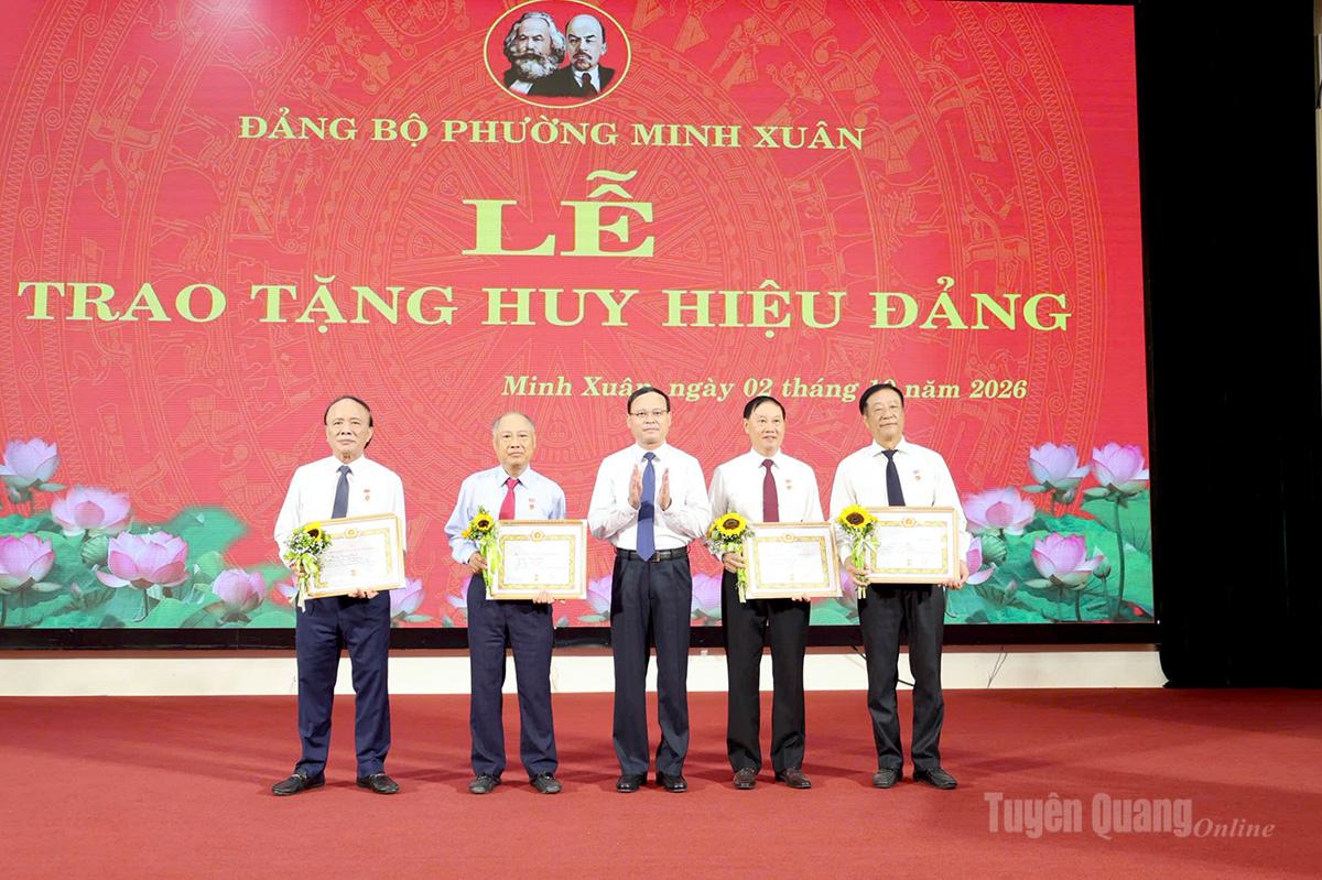 Phó Chủ tịch Thường trực UBND tỉnh Nguyễn Mạnh Tuấn trao Huy hiệu 35 năm tuổi Đảng cho các đồng chí nguyên Ủy viên Ban Thường vụ Tỉnh ủy