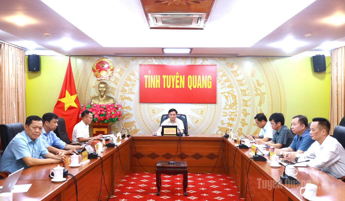 Phó Chủ tịch UBND tỉnh Đỗ Anh Tuấn và các đại biểu dự họp tại điểm cầu Trụ sở UBND tỉnh cơ sở 2 (phường Hà Giang 1).