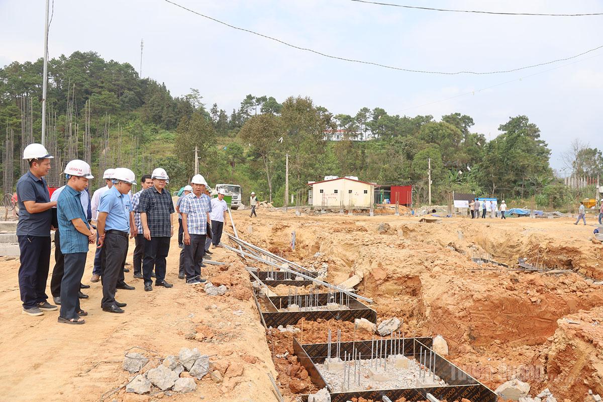 Phó Chủ tịch UBND tỉnh Hoàng Gia Long kiểm tra thực tế tiến độ thi công dự án Trường PTNT liên cấp Tiểu học và THCS Bản Máy.