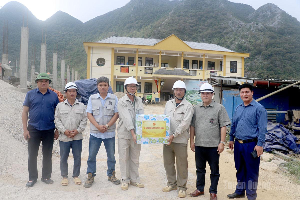 Phó Chủ tịch UBND tỉnh Hoàng Gia Long tặng quà cho đơn vị thi công Trường PTNT  liên cấp TH&THCS Sà Phìn.