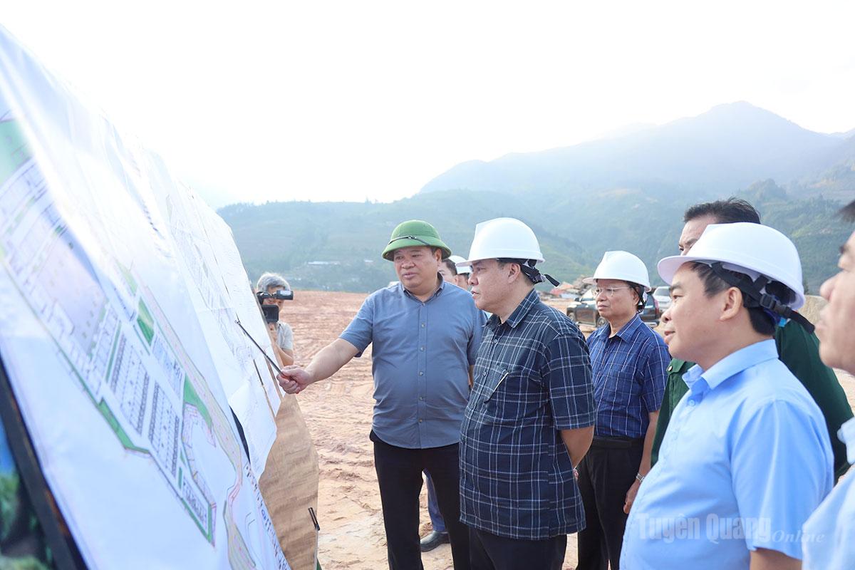 Đại diện Ban quản lý dự án ĐTXD công trình tỉnh báo cáo tiến độ thi công dự án Trường PTNT liên cấp xã Lao Chải.