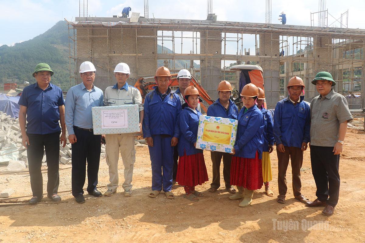 Phó Chủ tịch UBND tỉnh Hoàng Giang Long tặng quà cho công nhân xây dựng Trường PTNT liên cấp TH&THCS Đồng Văn.