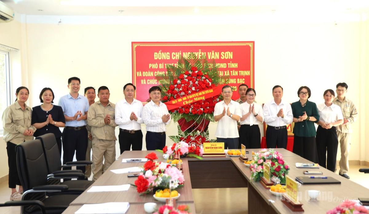 Đồng chí Nguyễn Văn Sơn, Phó Bí thư Tỉnh ủy, Chủ tịch HĐND tỉnh và Đoàn công tác số 2 của tỉnh tặng hoa chúc mừng tập thể lãnh đạo, công nhân, người lao động Công ty cổ phần Thủy điện Sông Bạc.