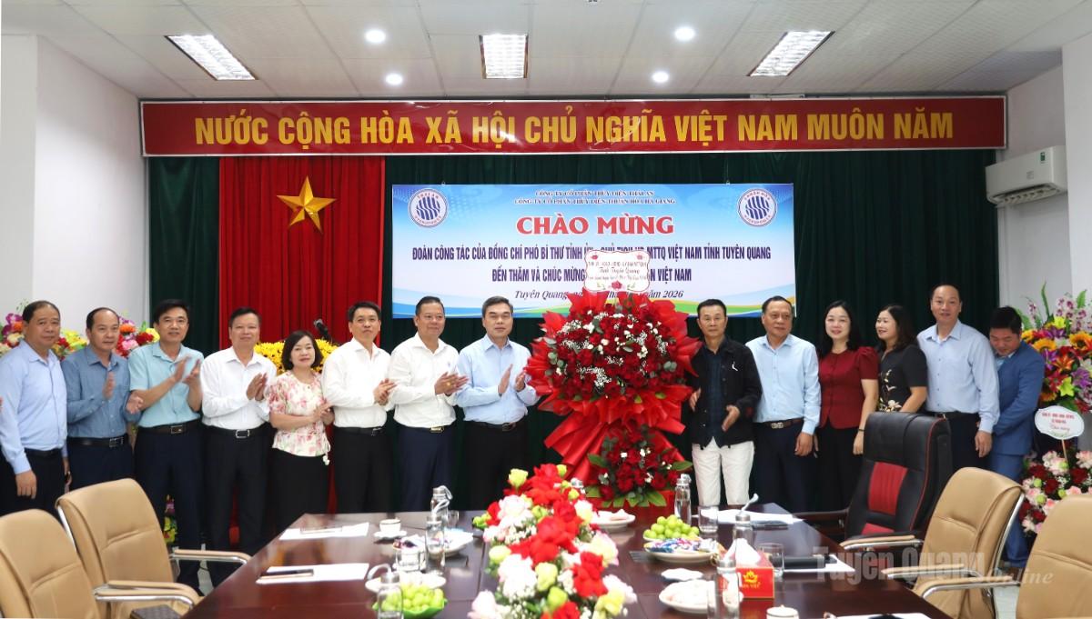 Phó Bí thư Tỉnh ủy, Chủ tịch Ủy ban MTTQ Việt Nam tỉnh Ma Thế Hồng và lãnh đạo các sở, ngành tặng hoa chúc mừng Công ty Cổ phần Thủy điện Thái An.
