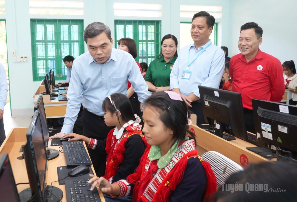Đồng chí Ma Thế Hồng trò chuyện với các em học sinh.